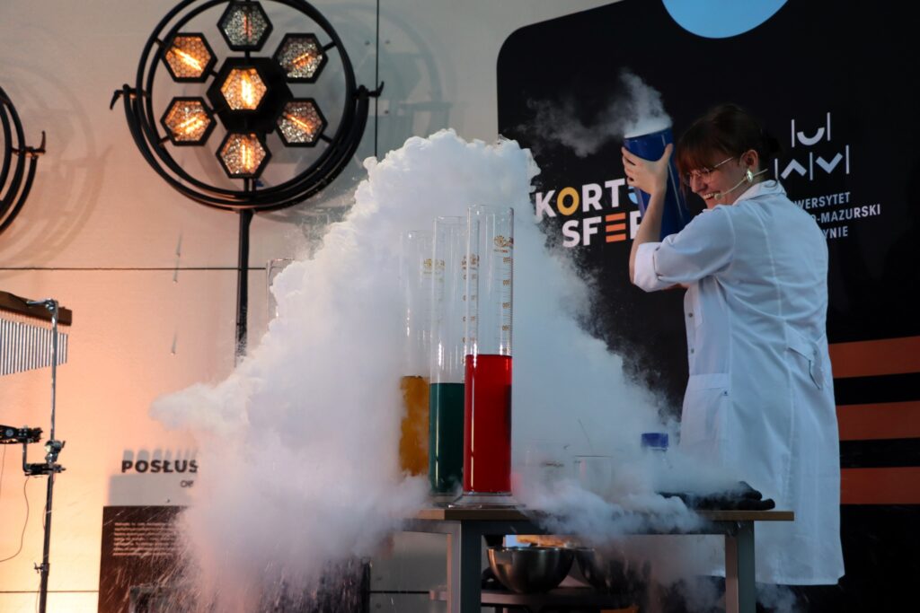 Chemik pokazujący eksperyment na scenie