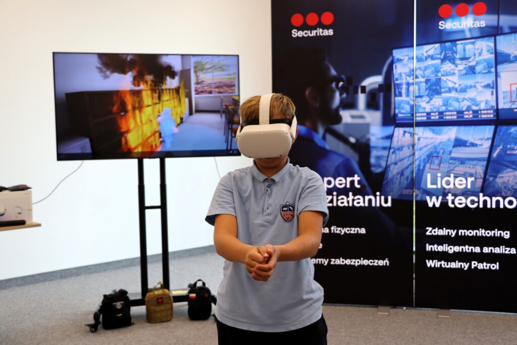 Chłopiec uczy się grając na VR