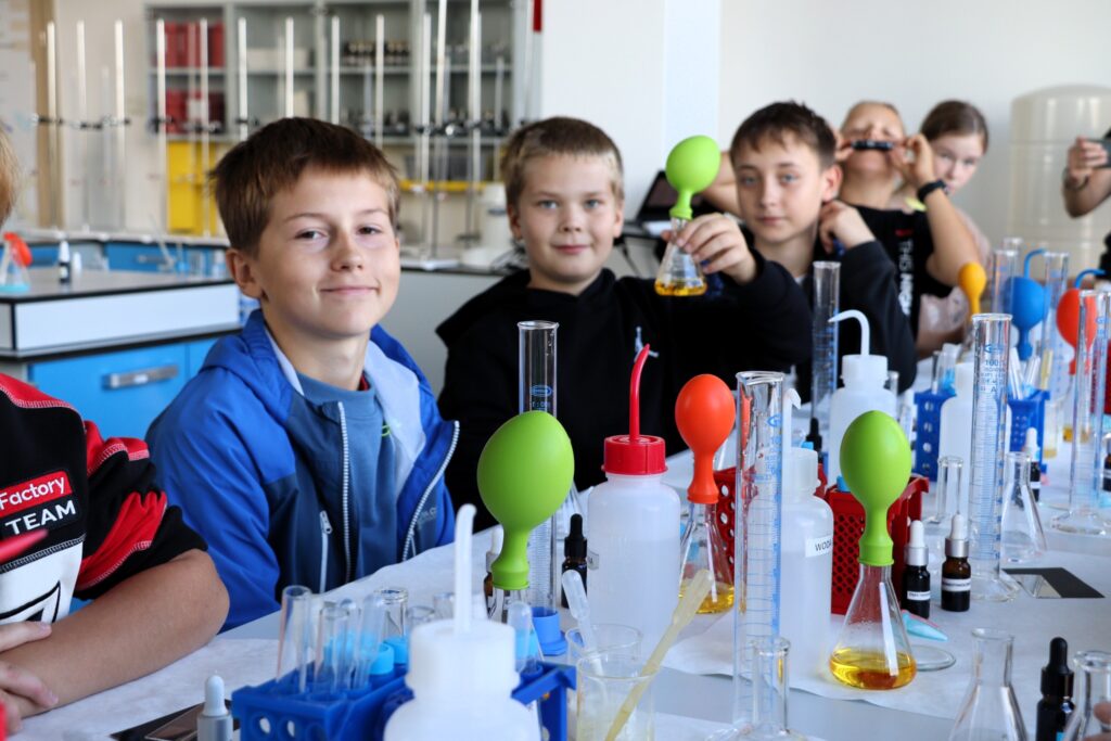 Grupka dzieci przy stanowisku chemicznym