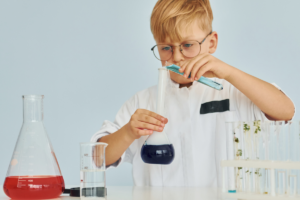 Chłopczyk robiący eksperyment chemiczny