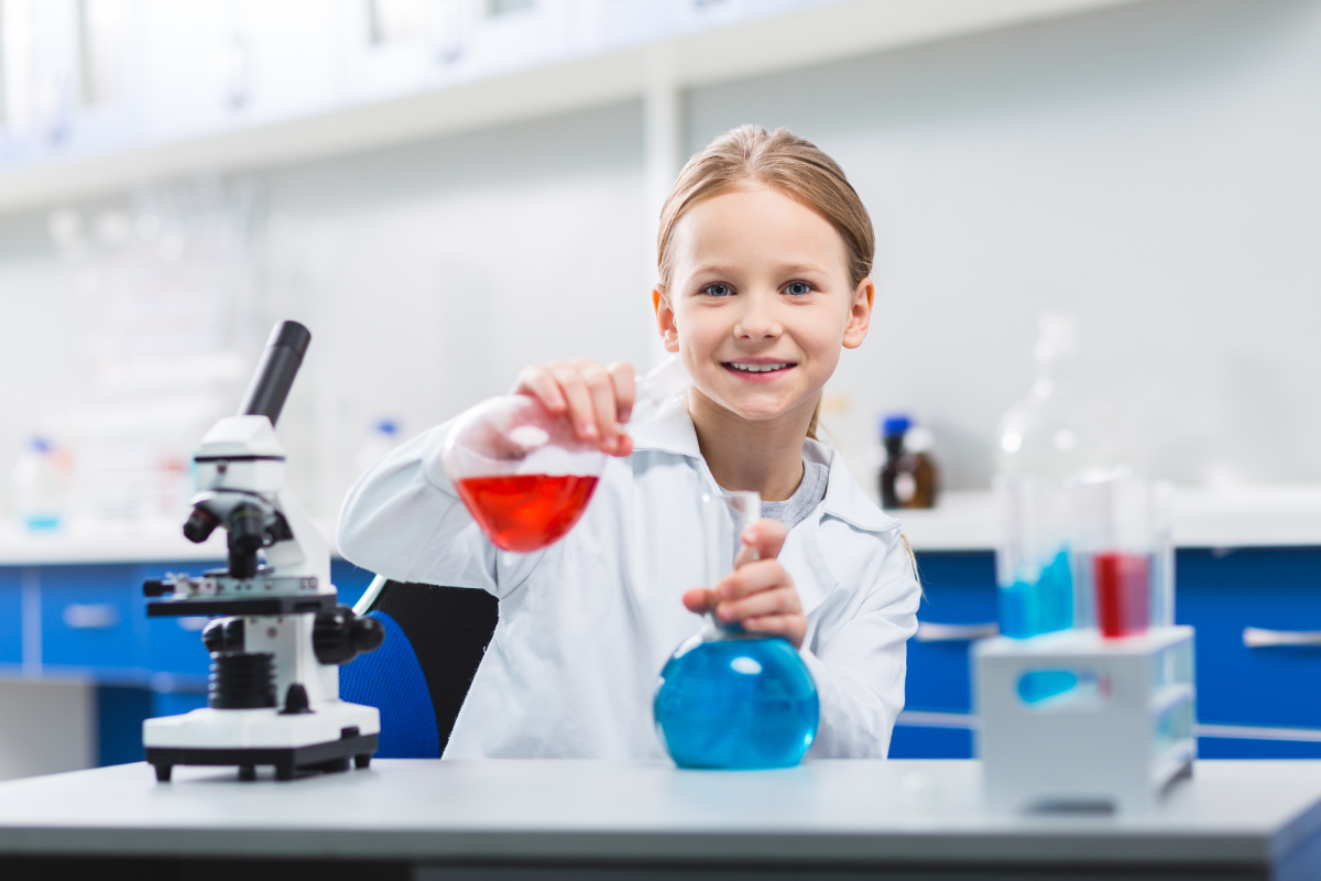 Dziewczynka robiąca eksperyment chemiczny