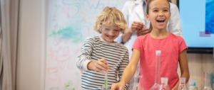 Rozbawione dzieci podczas eksperymentu chemicznego